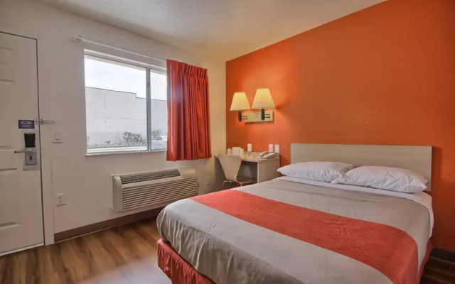 Motel 6 Fresno - SR 99