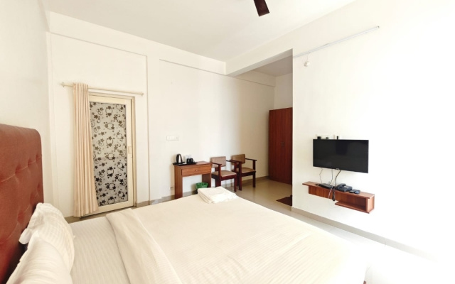 Holidayz by Stayz Royale Munnar - Misty & Sunrise Experience