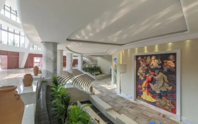 Xinjiang Plaza Holiday Hotel