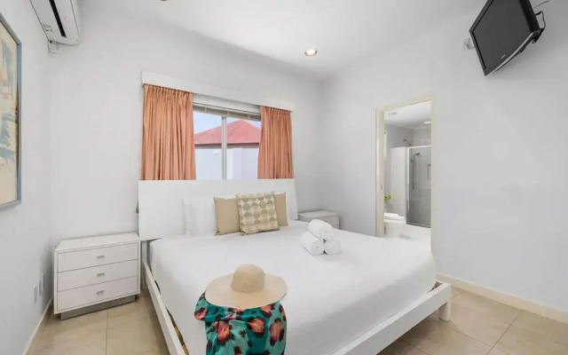 3BR 3BA Pool Downtown Short Walk to Beach
