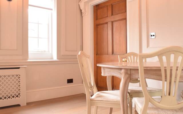 Апартаменты 1 Bedroom Mayfair Apartment Near Hyde Park комната для гостей