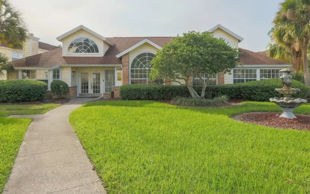 ​Near Theme Parks! Potter's Castle! Gorgeous, 3 BR's, Sleeps 8, Pool!