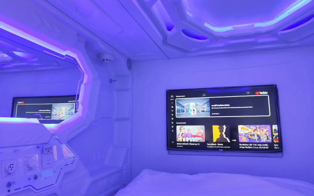 MET A Space Pod Phrom Phong