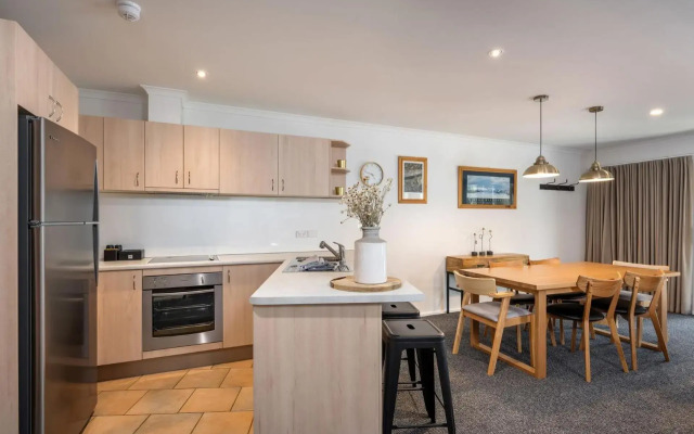 Lhotsky 1 Bedroom apartment with secluded outlook and onsite parking