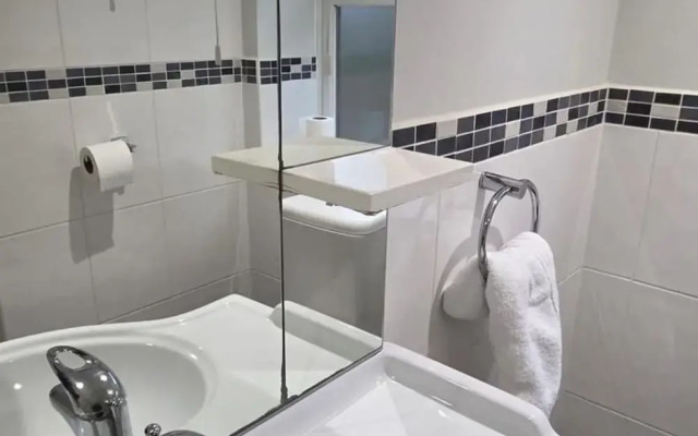 2 Bed - Work - Holiday - Pets Welcome - Parking