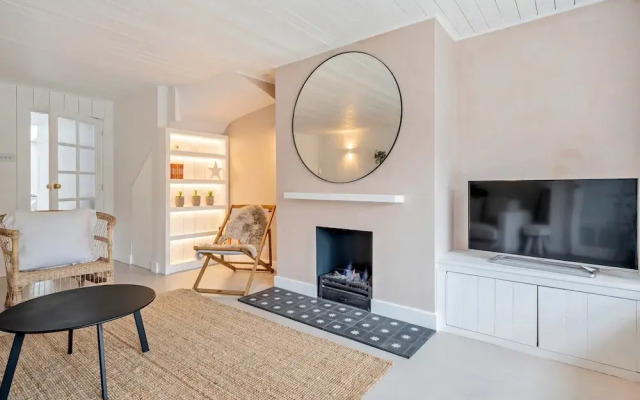 Chic Coastal Retreat - 5-min Stroll to Beach