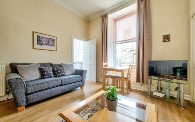 Bright and Airy Apartment in Newington