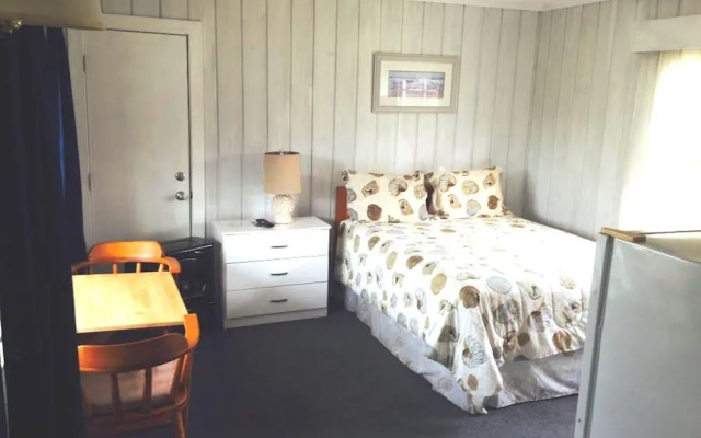 Tillicum Beach Motel (Deane's Oceanfront Lodge)