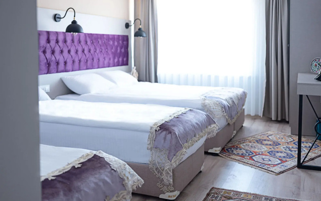 The Lola Hotel