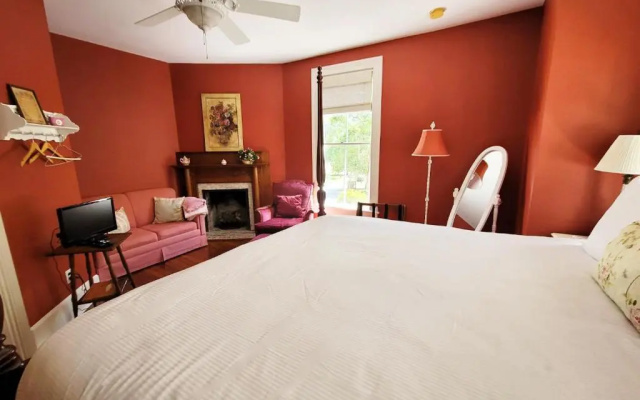 Camellia Rose Inn- Luxury King Room Anticipation
