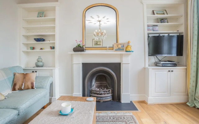 Vintage Regents Park Apartment
