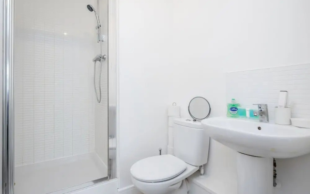 Impeccable 2-bed Apartment in Romford