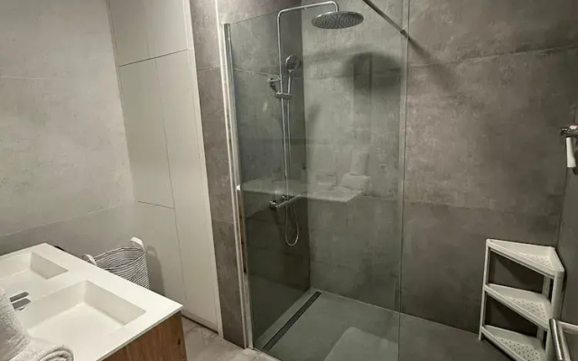 Bright 2 bedrooms flat w parking&balcont