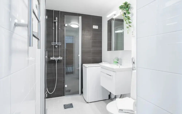 1BR next to Railway Station & Nokia Arena