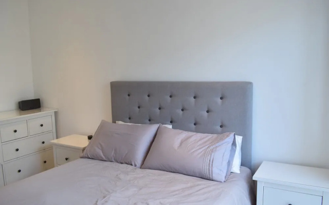 2 Bedroom Apartment in Canada Water