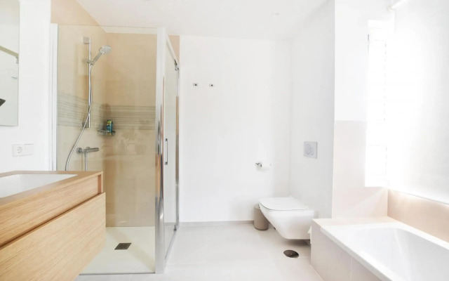 Gazmira 3-1 PENTHOUSE DELUXE & JACUZZI 3B