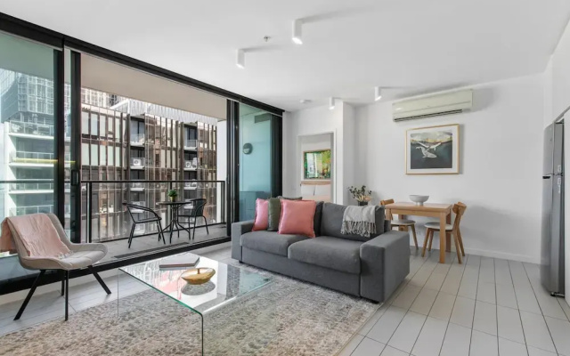Chic 1-bed With Harbour Views & Pool by Tram Line