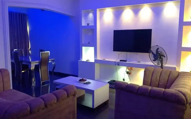 2 Bed - Sleeps 4 With Free Parking