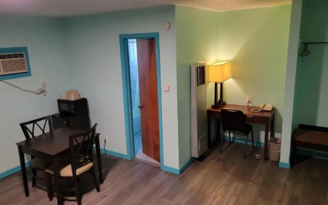 Trade Winds Motel