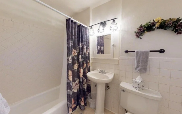 Mulberry Place: A Charming Cottage Near Old Town!