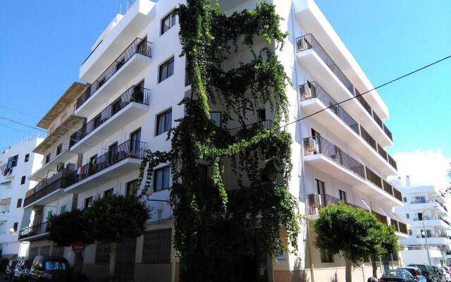 Отель Hostal Horizonte Испания, Сан-Антони-де-Портмань - 1 отзыв об отеле, цены и фото номеров - забронировать отель Hostal Horizonte онлайн вид на фасад