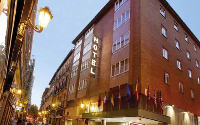 Hotel ibis Styles Madrid Prado вид на фасад