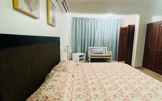 Lovely Beachfront 2 bedrooms condo with 2 pools