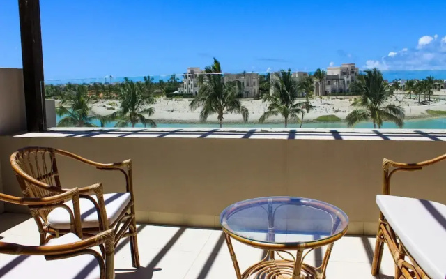 Stylish Lagoon View Escape With Balcony