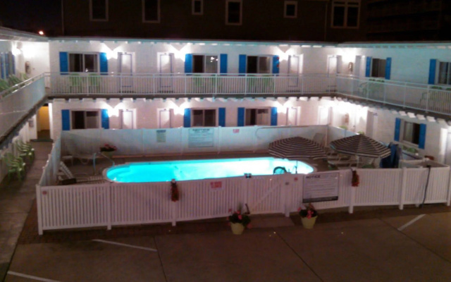 Tradewinds Motel
