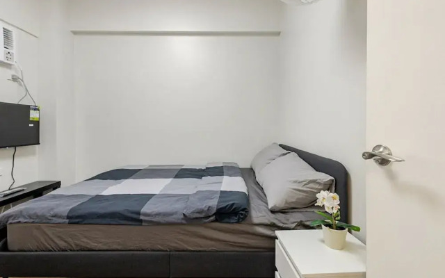 Stylish Condo - Cozy Urban Living