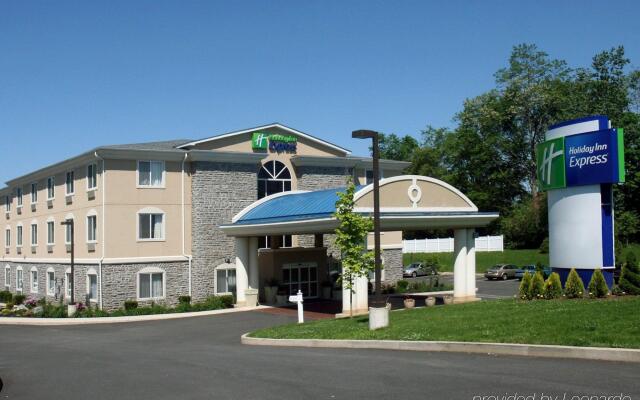 Отель Holiday Inn Express Newington вид на фасад