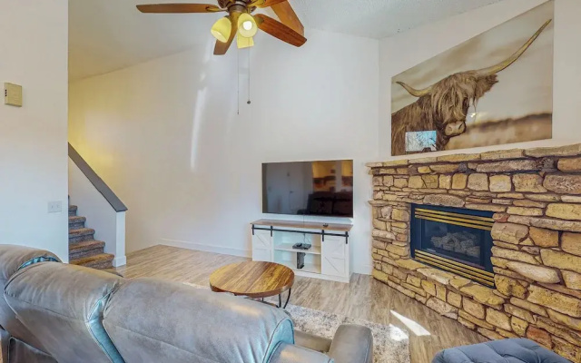 Near Hiking & Biking! Flagstaff Condo w/ Grill