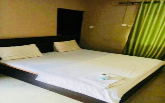 Momak 4 Hotel & Suites комната для гостей