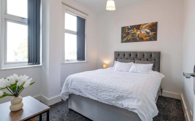 Lovely 13-bed House in Coventry