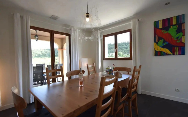 Luxe Villa in Montbrun