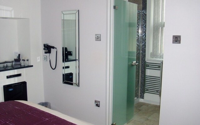 Farnham Hotel
