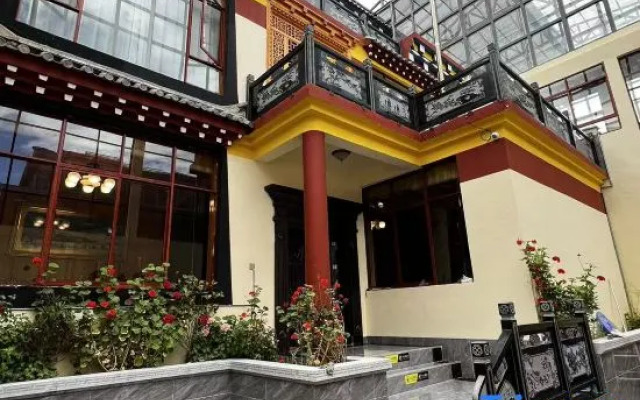 Shangri-La Cangxue Beiyi | See Mountains, Near Wild·Oxygen-Rich Ethnic Stay (Dukezong)