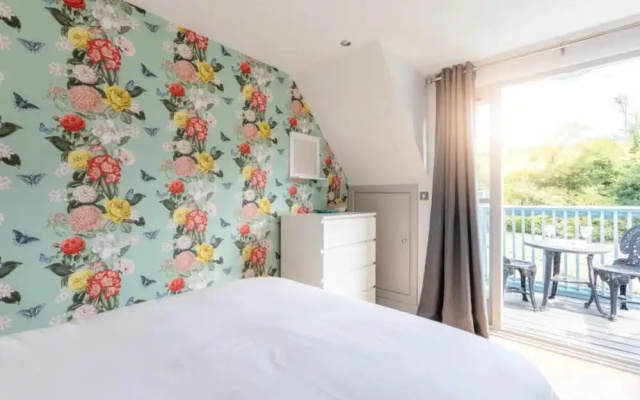 2 Bedrooms, Overlooking Little Petherick Creek