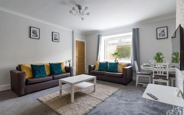 Chestnut House - Sleeps 4 - Pet Friendly - Parking