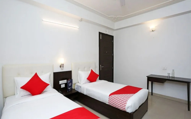 OYO 18931 Flagship Azad Square Medanta