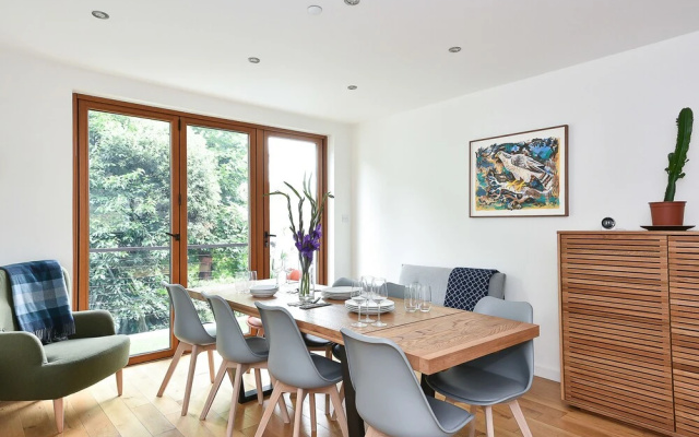 Large 4BR House in S.W. London - Sleeps 10!