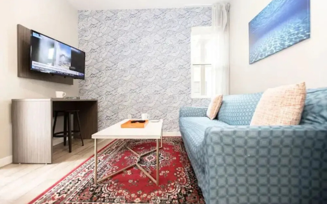 Bright Apt Near All
