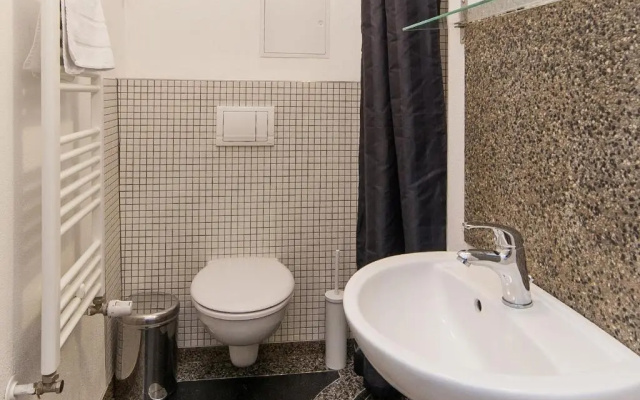 Courtyard Apartment (LIALI)