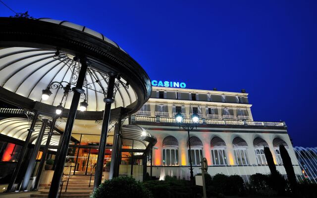 Отель Le Grand Hôtel - Domaine De Divonne Франция, Дивон-ле-Бен - отзывы, цены и фото номеров - забронировать отель Le Grand Hôtel - Domaine De Divonne онлайн вид на фасад