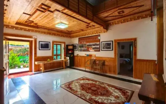 Sangdun Longzhu Homestay (Zhonglu Tibetan Village)