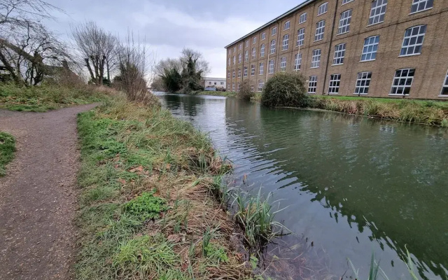 360 Serviced Accommodations - Canal Side Retreat - 2 Bedroom Apartment