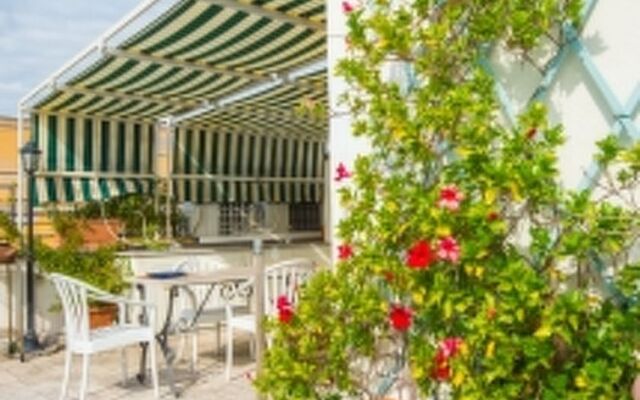 Апартаменты Opera Luxury Terrace Apartment вид на фасад