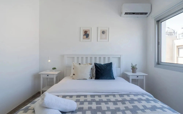 Hermes 2-BR Apt. & Balcony in Larnaca