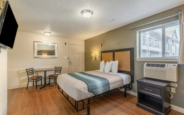 HomeTowne Studios by Red Roof Orlando - Casselberry