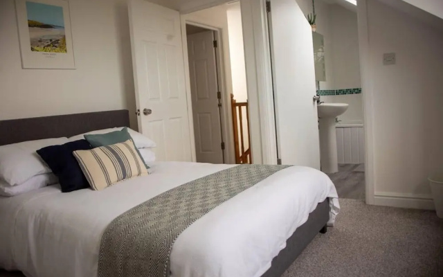 Spacious 3 Bed House - Sleeps 6 - Parking - Wifi